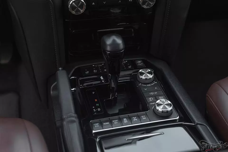 Toyota LC200. Замена центральных частей сидений на алькантару с нашей фирменной перфорацией, с целью сохранения функции обдува! Шумоизоляция дверей и окрас центральной консоли в рояльный лак!